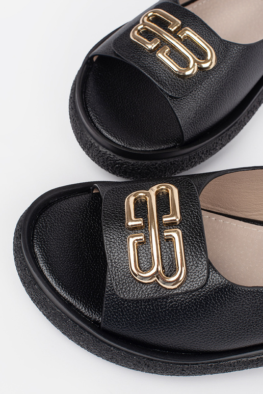 Čierne ploché sandále s dekoráciou