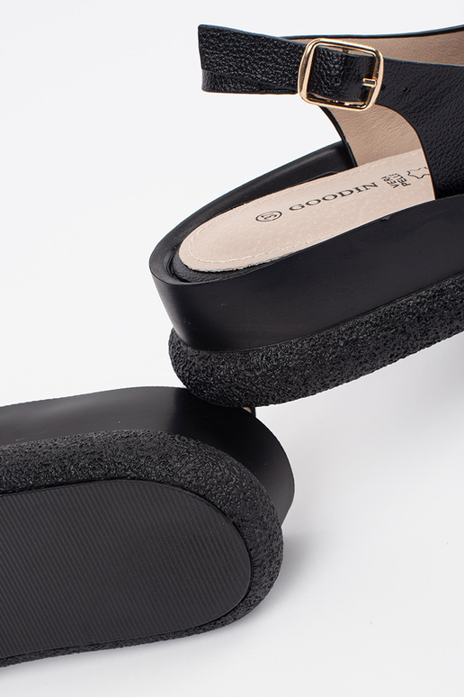 Čierne ploché sandále s dekoráciou