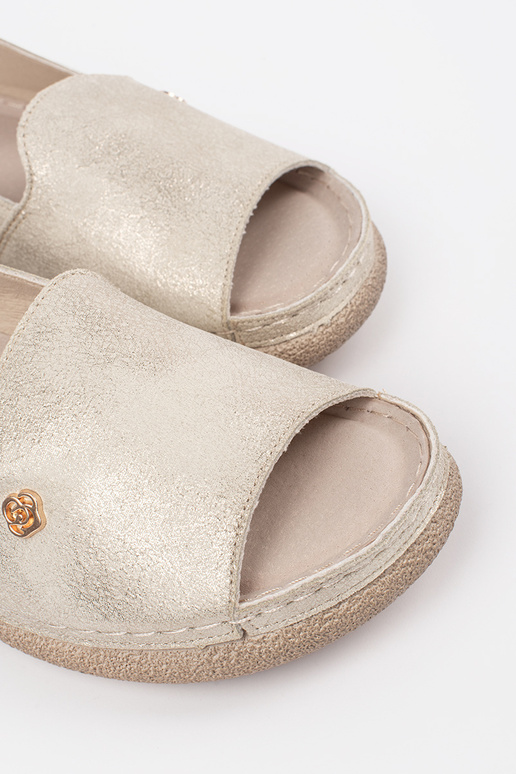 Zlaté sandále so koženou vložkou Zlaté sandále so koženou vložkou