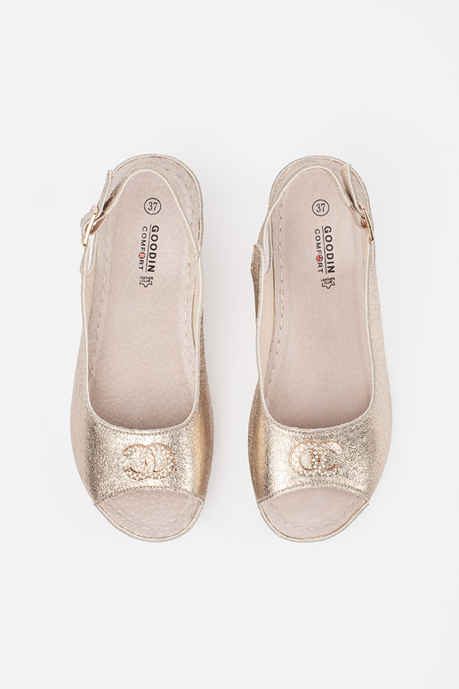 Zlaté sandále na klinovom podpätku so... Zlaté sandále na klinovom podpätku so...