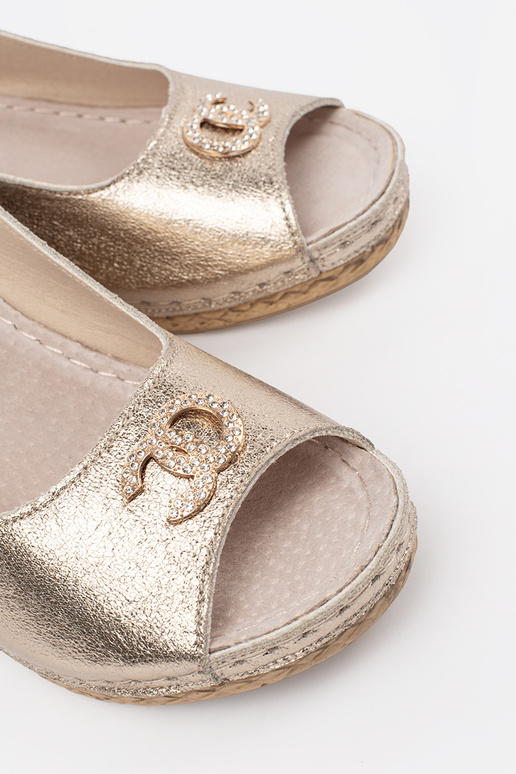 Zlaté sandále na klinovom podpätku so... Zlaté sandále na klinovom podpätku so...