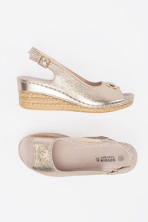 Zlaté sandále na klinovom podpätku so... Zlaté sandále na klinovom podpätku so...