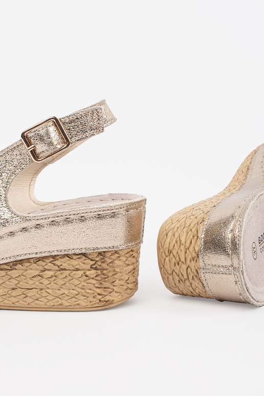 Zlaté sandále na klinovom podpätku so... Zlaté sandále na klinovom podpätku so...