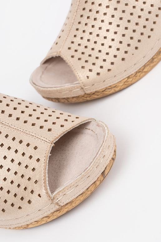 Zlaté šľapky na klinovom podpätku Zlaté šľapky na klinovom podpätku