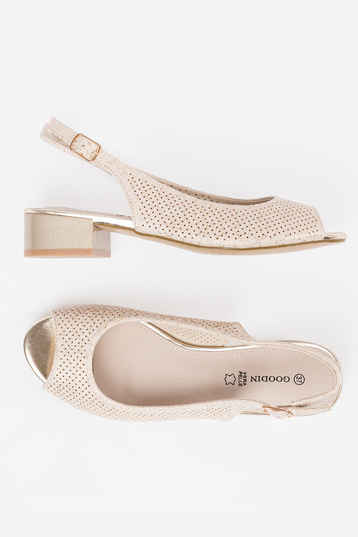 Slonovinové sandále s otvoreným... Slonovinové sandále s otvoreným...