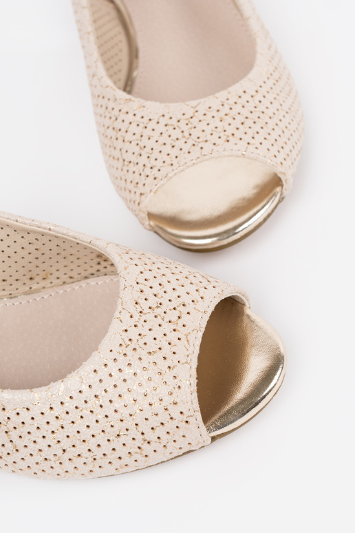 Slonovinové sandále s otvoreným... Slonovinové sandále s otvoreným...