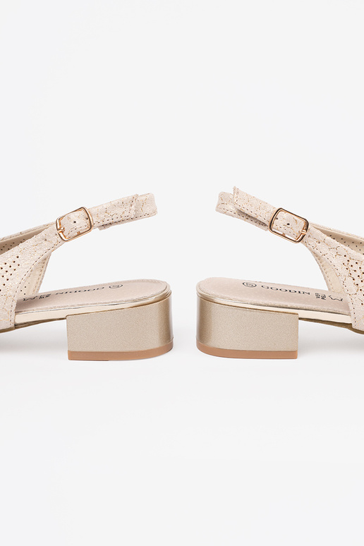 Slonovinové sandále s otvoreným... Slonovinové sandále s otvoreným...