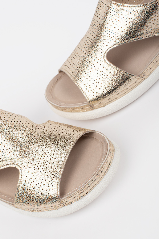 zlaté sandále na svetlej platforme zlaté sandále na svetlej platforme