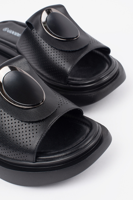 Čierne pohodlné šľapky s platformou