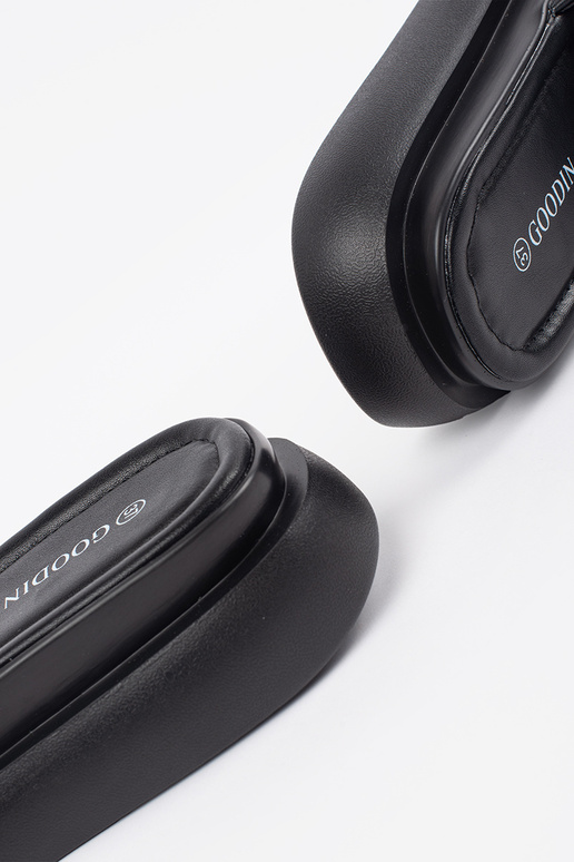 Čierne pohodlné šľapky s platformou