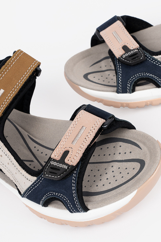 Rôzne farebné športové sandále Rôzne farebné športové sandále