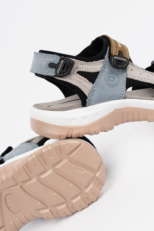 Rôzne farebné športové sandále Rôzne farebné športové sandále