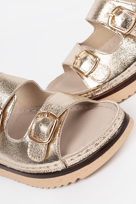 Zlaté sandále so zlatými prvkami