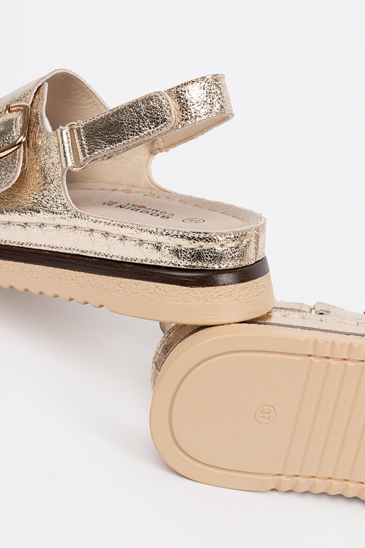 Zlaté sandále so zlatými prvkami