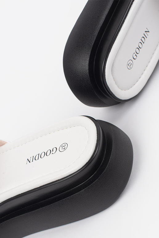 Bielo-čierne pohodlné šľapky s...