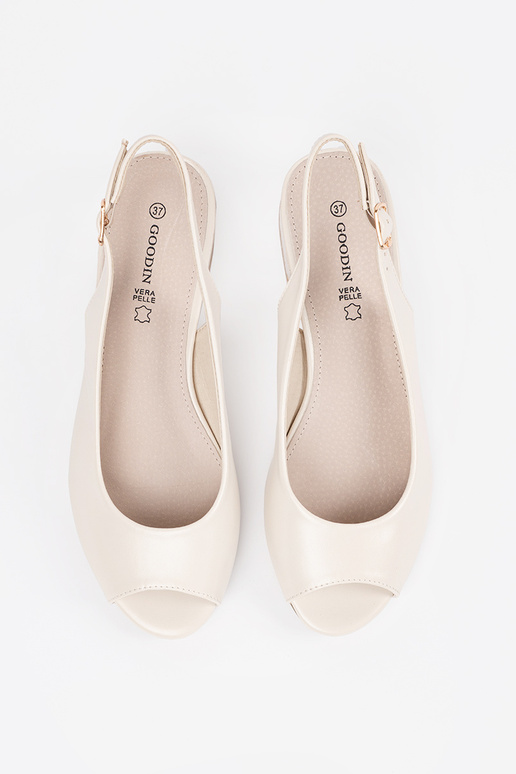 Elegantné sandále slonovinovej farby...