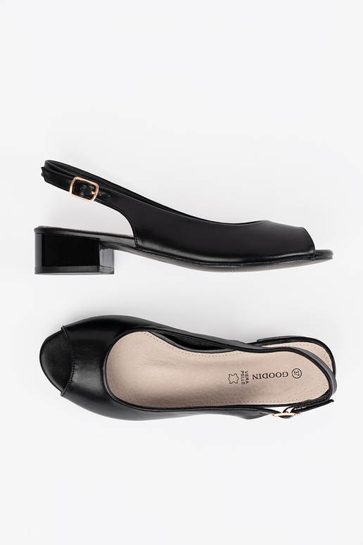 Elegantné sandále čiernej farby na... Elegantné sandále čiernej farby na...