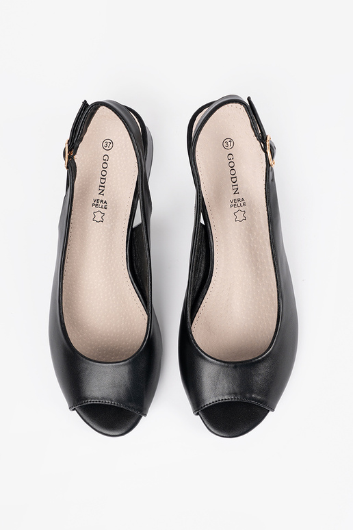 Elegantné sandále čiernej farby na... Elegantné sandále čiernej farby na...