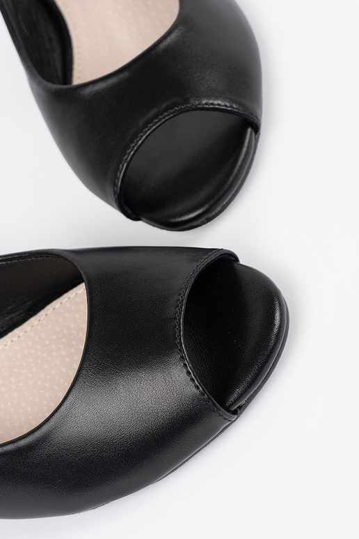 Elegantné sandále čiernej farby na... Elegantné sandále čiernej farby na...