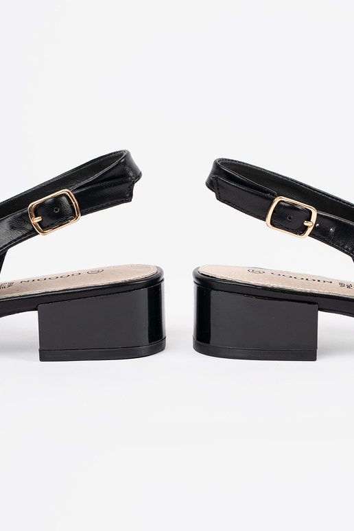 Elegantné sandále čiernej farby na... Elegantné sandále čiernej farby na...