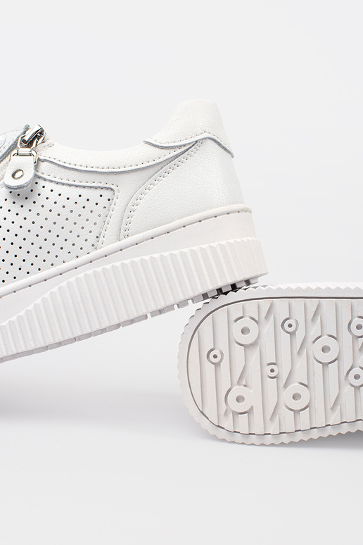 biele sneakers modelu s platformou...