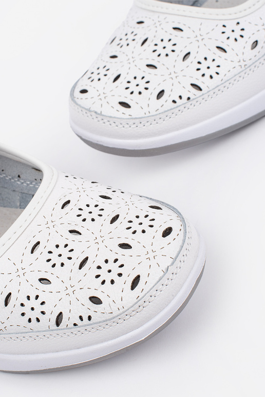 dámske sandále s perforovaným...