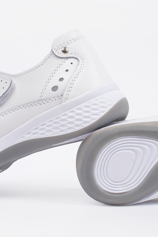 dámske sandále s perforovaným...