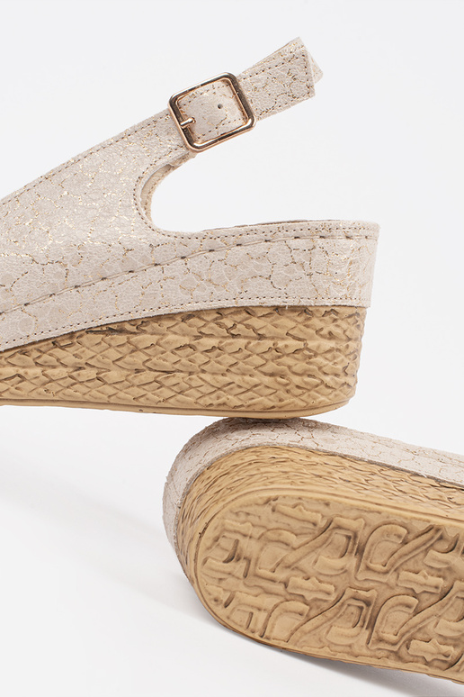 pieskové sandále na klinovom podpätku...