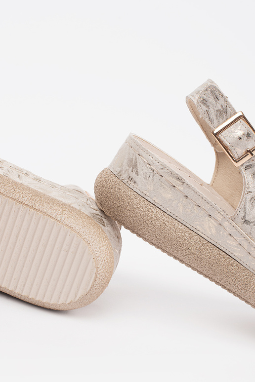 slonovinové ploché sandále so sponou