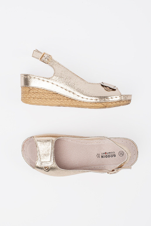 zlaté sandále na nízkom klinovom...