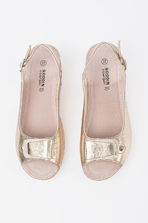 zlaté sandále na nízkom klinovom...