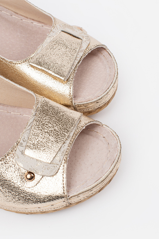 zlaté sandále na nízkom klinovom...