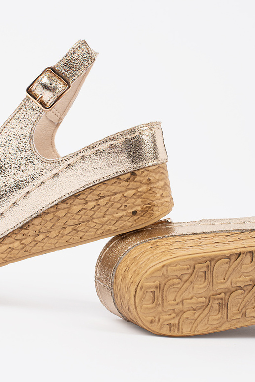 zlaté sandále na nízkom klinovom...