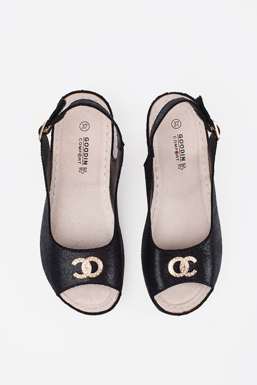 čierne sandále na klinovom podpätku... čierne sandále na klinovom podpätku...