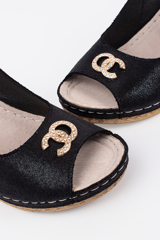 čierne sandále na klinovom podpätku... čierne sandále na klinovom podpätku...