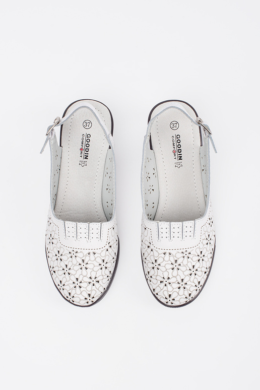 biele sandále s perforovaným dizajnom... biele sandále s perforovaným dizajnom...