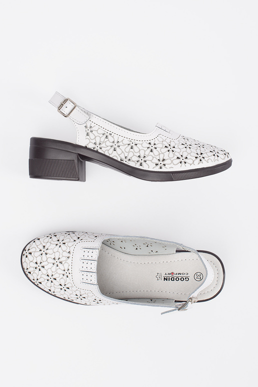 biele sandále s perforovaným dizajnom... biele sandále s perforovaným dizajnom...