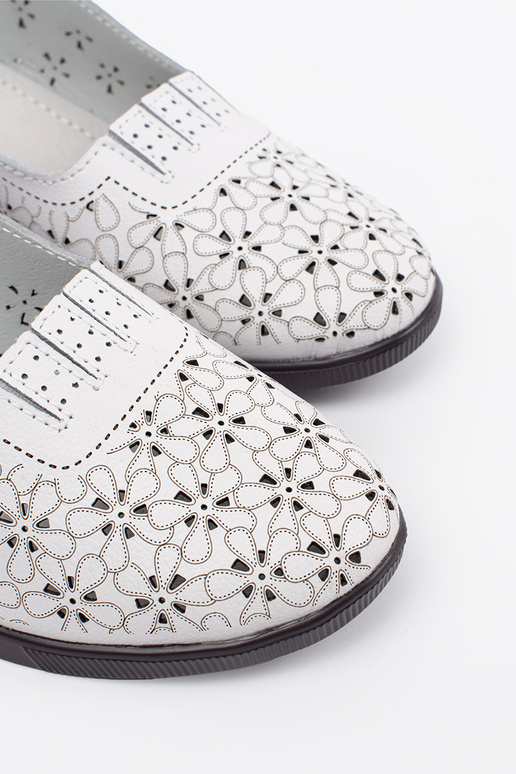 biele sandále s perforovaným dizajnom... biele sandále s perforovaným dizajnom...