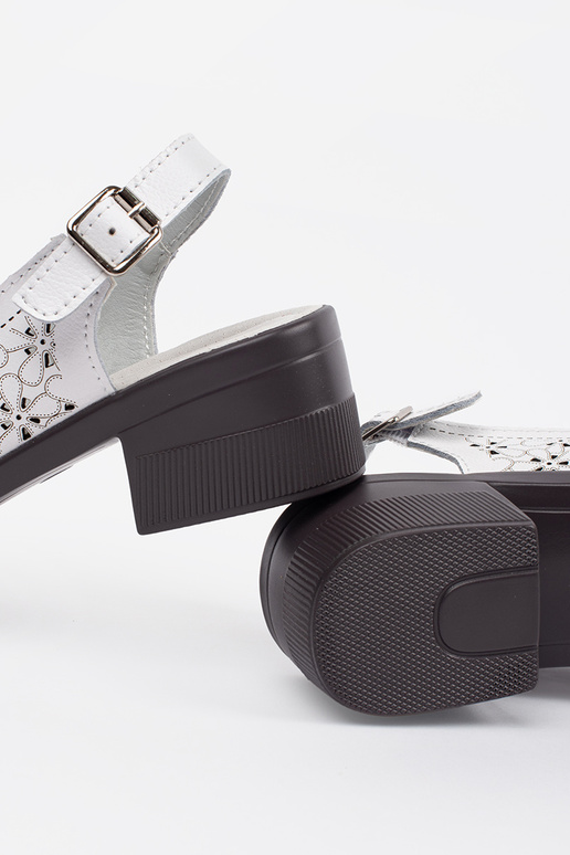 biele sandále s perforovaným dizajnom... biele sandále s perforovaným dizajnom...