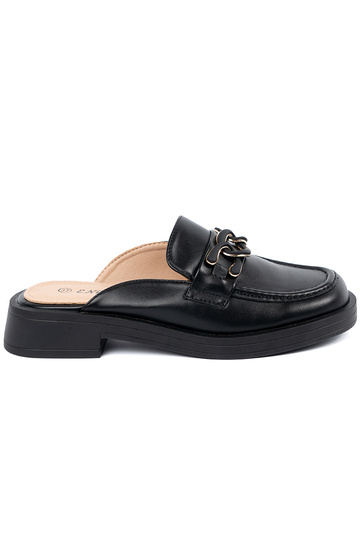 Čierne šľapky z umelej kože...