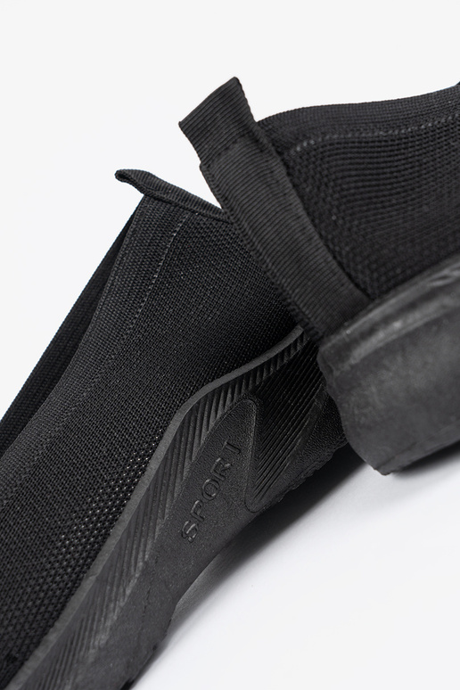 Čierne športové topánky bez šnúrok