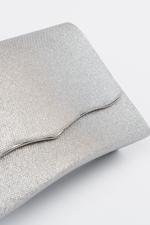 Kabelka v striebornej farbe s retiazkou