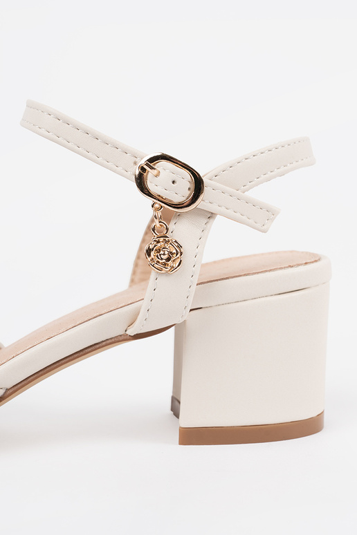 Dámske biele sandále na stredne... Dámske biele sandále na stredne...