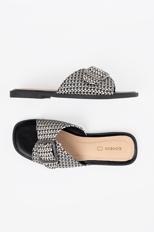 Čierno-biele kárované šľapky so sponami Čierno-biele kárované šľapky so sponami