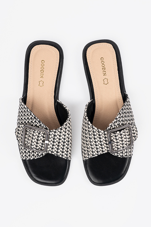 Čierno-biele kárované šľapky so sponami Čierno-biele kárované šľapky so sponami