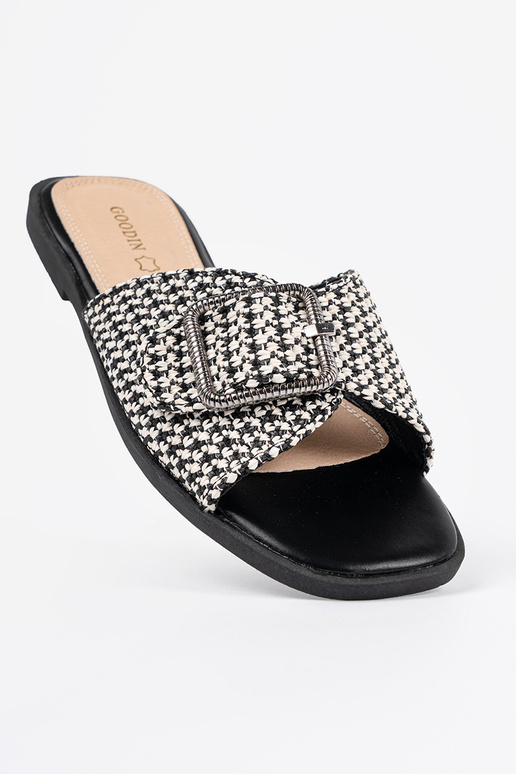 Čierno-biele kárované šľapky so sponami Čierno-biele kárované šľapky so sponami