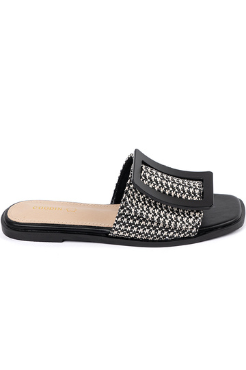 Čierno-biele ploché šľapky