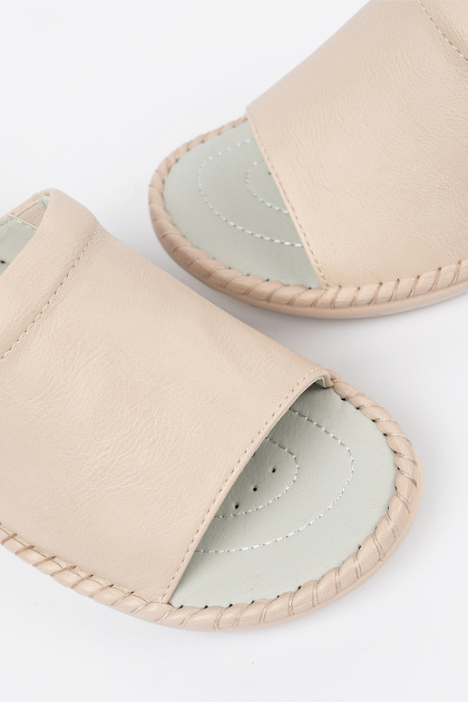 Šľapky s koženými vložkami...