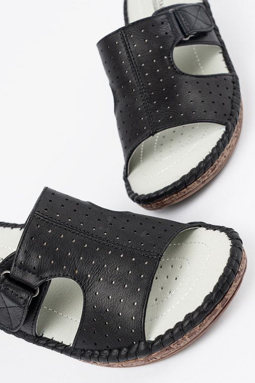 Šľapky na platforme s výrezmi čierne