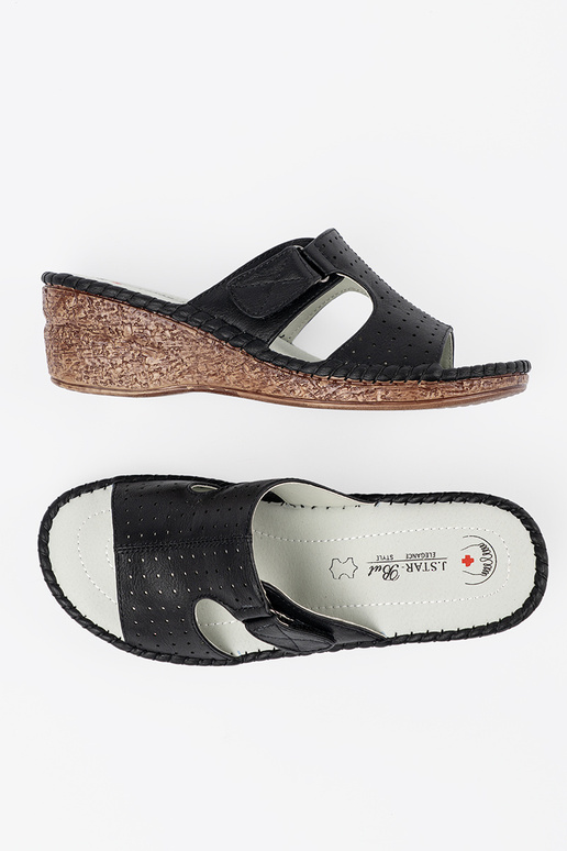 Šľapky na platforme s výrezmi čierne